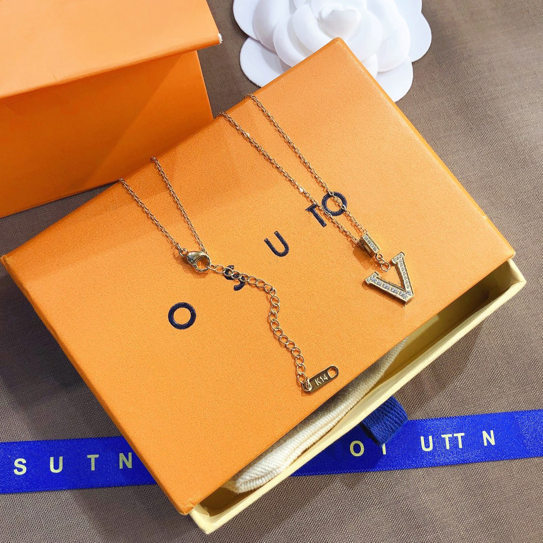 Popular Brand Fashion Necklace Luxury Exquisite Pendant Necklaces Fashion Style Jewelry Accessories Designer Long Chain Design 18k Gold Plated Gift For Women
Popular Brand Fashion Necklace Luxury Exquisite Pendant Necklaces Fashion Style Jewelry Accessories Designer Long Chain Design 18k Gold Plated Gift For Women