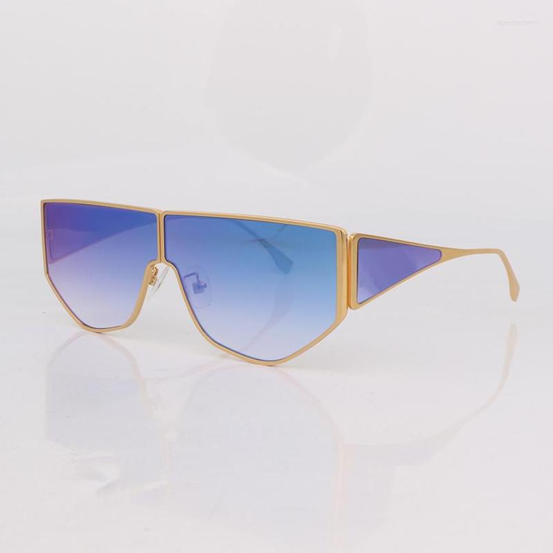 Sunglasses Flat Top Gradient Lens Women Fashion With Geometric Shaped Shield Glasses And Gold-coloured Metal Temples
Sunglasses Flat Top Gradient Lens Women Fashion With Geometric Shaped Shield Glasses And Gold-coloured Metal Temples