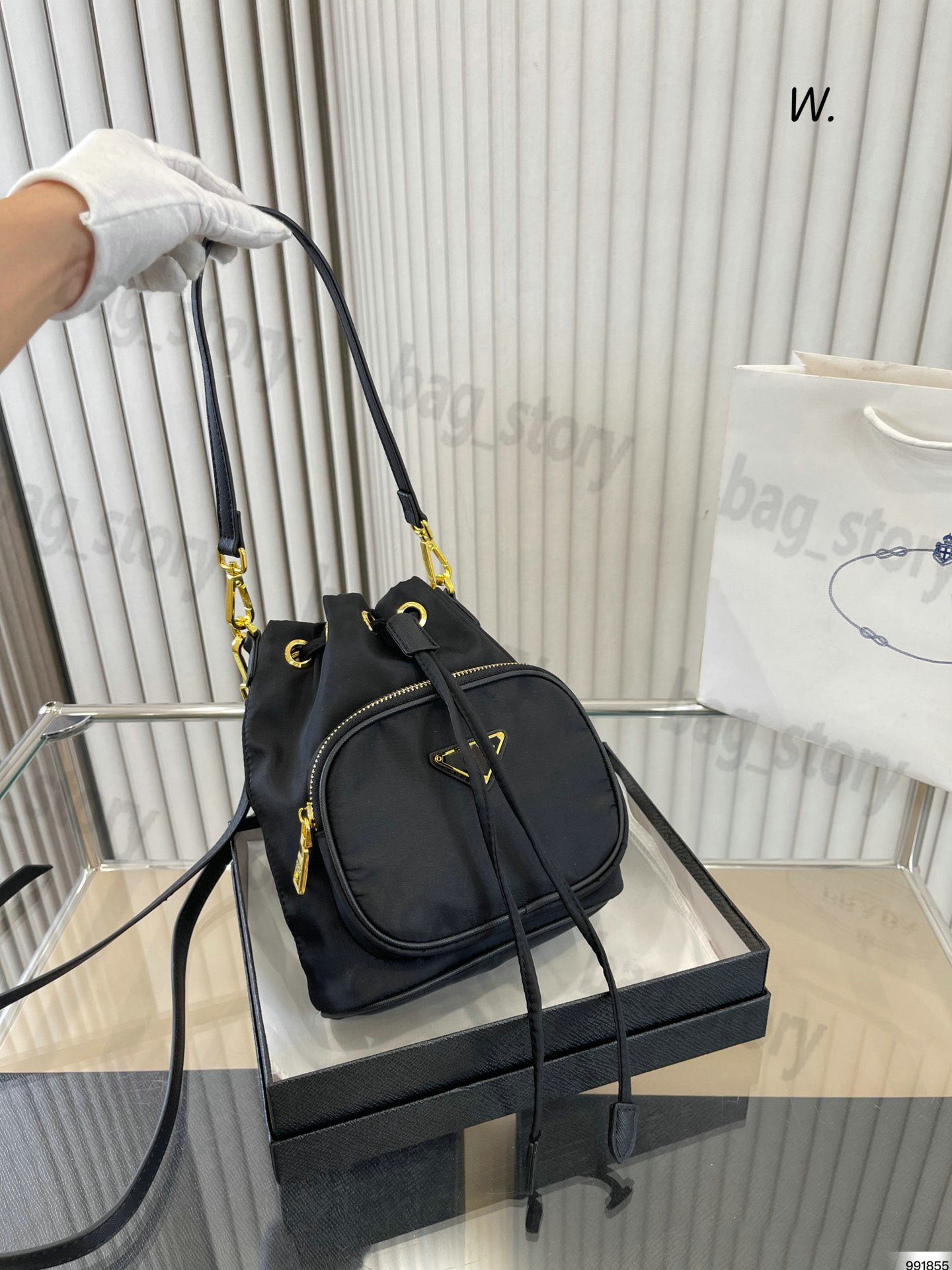 Designer Duet Re-Nylon Shoulder Bag Women Drawstring Bucket Handbag Enamel Triangle Logo Front Solid Zipper Closure Flap Black Leather Strap Crossbody Backpack
Designer Duet Re-Nylon Shoulder Bag Women Drawstring Bucket Handbag Enamel Triangle Logo Front Solid Zipper Closure Flap Black Leather Strap Crossbody Backpack