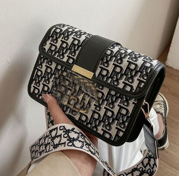 New Fashion Handbags bags strap old flower embroidery letter small square bag versatile retro S202211
New Fashion Handbags bags strap old flower embroidery letter small square bag versatile retro S202211