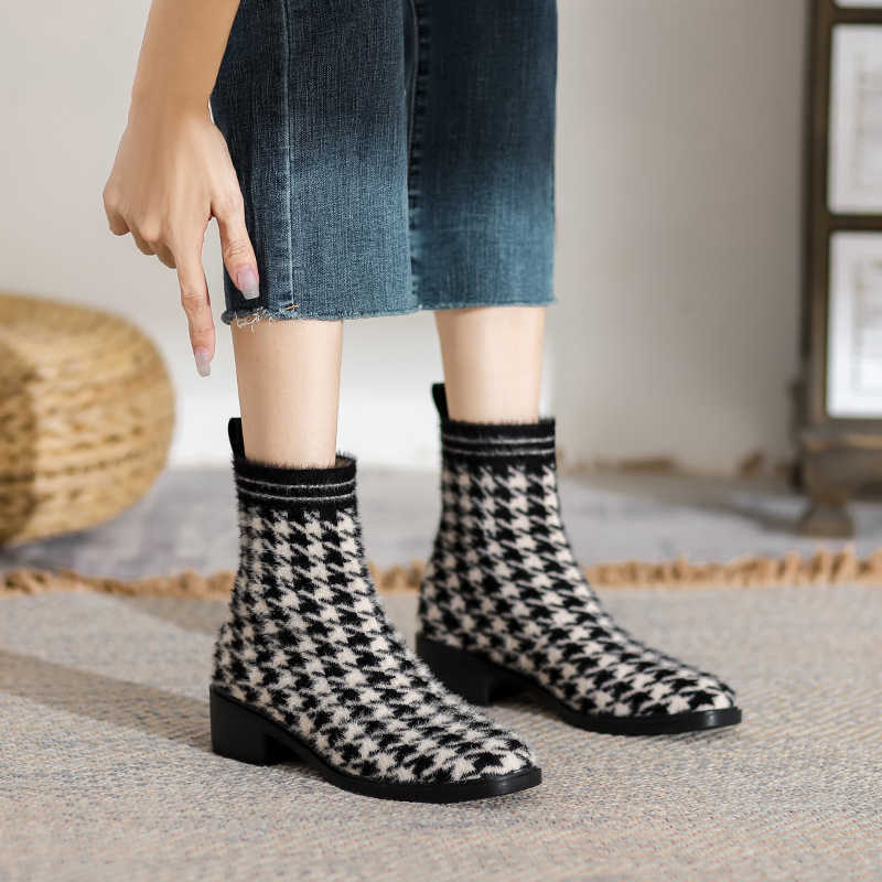 Sexy Lady New Boots Princess Footwear Women Winter Mink Fur Plush Elastic Slim Short Thick Heels Medium woman shoes, Thousand birds black
Sexy Lady New Boots Princess Footwear Women Winter Mink Fur Plush Elastic Slim Short Thick Heels Medium woman shoes, Thousand birds black