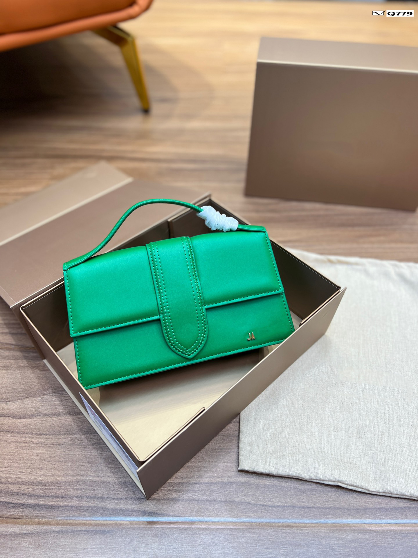 Designer ladies leather handbag shoulder bag fashion classic Lady Liquid European and n style inner compartment cover with box 54679
Designer ladies leather handbag shoulder bag fashion classic Lady Liquid European and n style inner compartment cover with box 54679