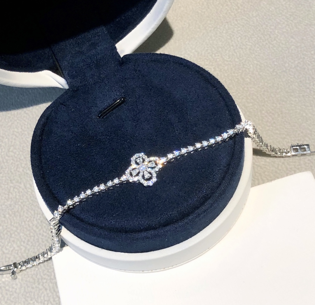 Luxury Charm Bracelets Top Sterling Silver Shinning Blingbling Full Crystal Four Leaf Clover Charm Chain For Women Wedding Brides Party Gift Jewelry
Luxury Charm Bracelets Top Sterling Silver Shinning Blingbling Full Crystal Four Leaf Clover Charm Chain For Women Wedding Brides Party Gift Jewelry