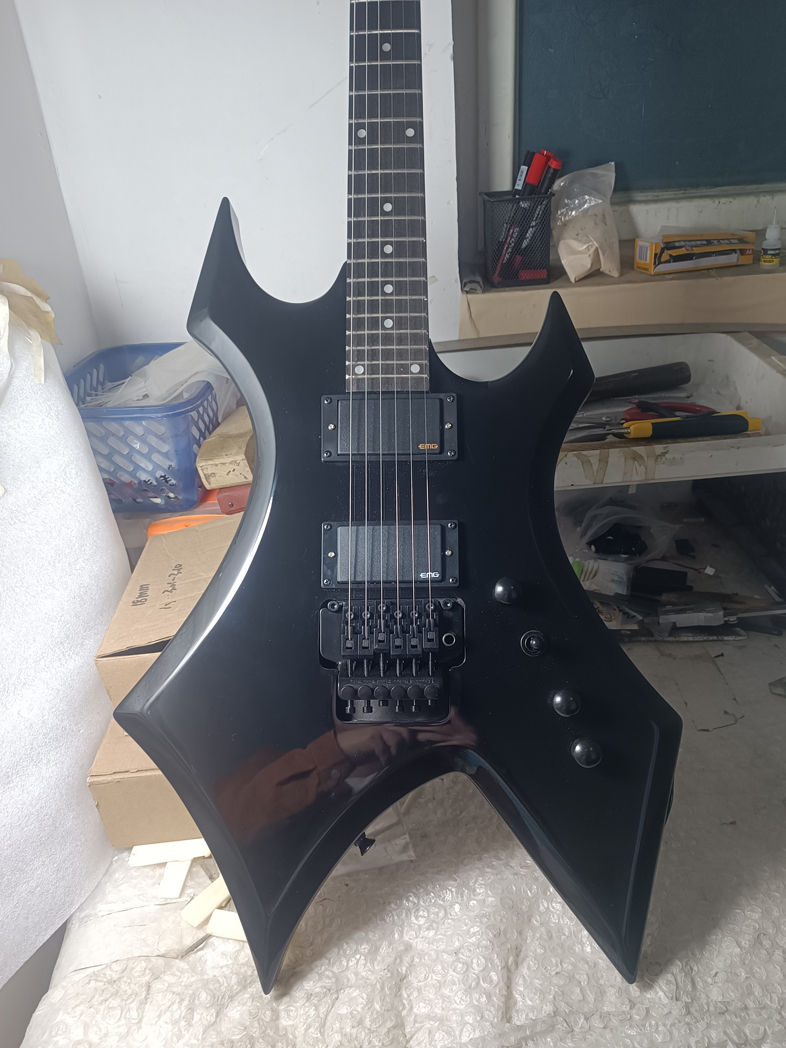 Scorpion shape rich electric guitar Rosewood fingerboa mahogany body Hellfireclub connection board Floyd Rose tremolo bridge
Scorpion shape rich electric guitar Rosewood fingerboa mahogany body Hellfireclub connection board Floyd Rose tremolo bridge