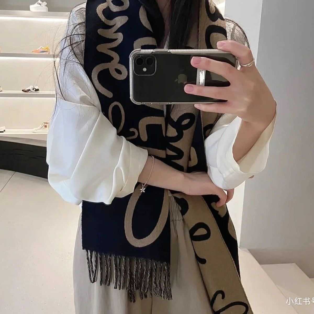 The Lowe scarf loe doublesided graffiti letter shawl in autumn and winter of 2022 is the same live product for men and women
The Lowe scarf loe doublesided graffiti letter shawl in autumn and winter of 2022 is the same live product for men and women