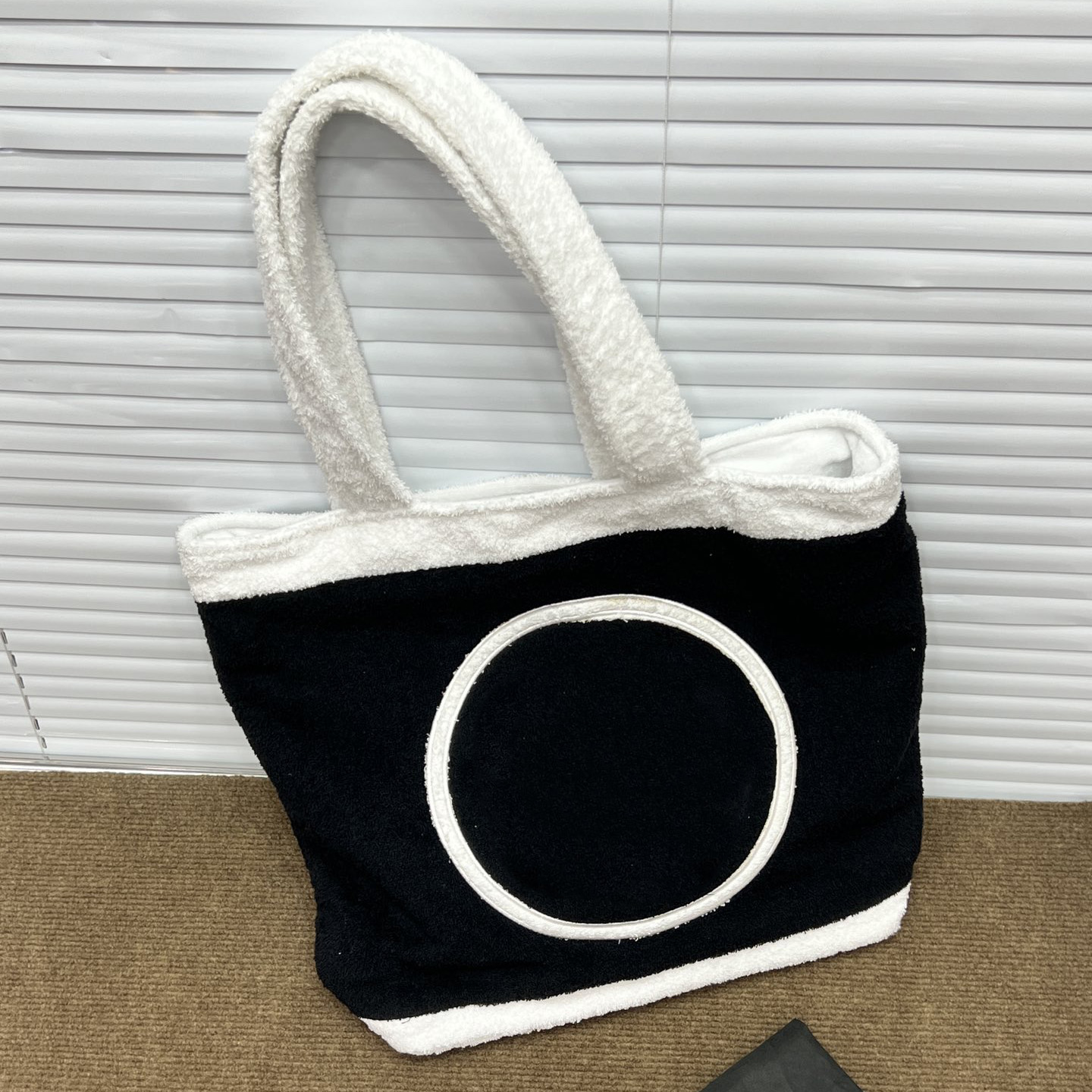 French F/W Womens Wool Fur Totes Bags Classic Black White Contrast Handle Large Capacity Shopping Shoulder Sac Designer Luxuries Handbags With Wallets 46x38x15CM
French F/W Womens Wool Fur Totes Bags Classic Black White Contrast Handle Large Capacity Shopping Shoulder Sac Designer Luxuries Handbags With Wallets 46x38x15CM