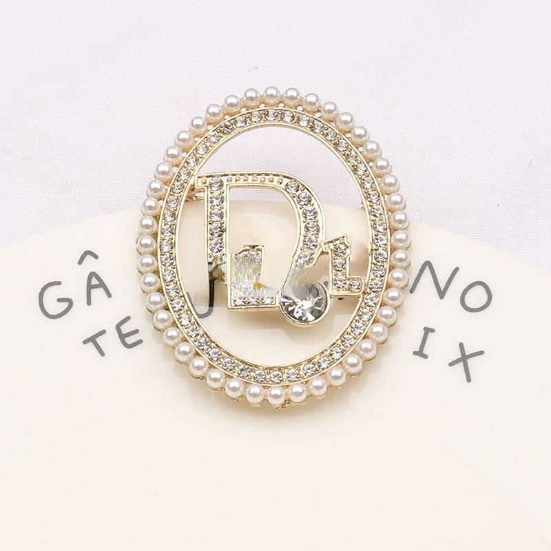 Funny Enamel Brand Letter Brooch Designer Brooches Pins For Womens Fashion Suitable Romantic Delicate Attractive Jewelry Gold Silver Broche Brosche
Funny Enamel Brand Letter Brooch Designer Brooches Pins For Womens Fashion Suitable Romantic Delicate Attractive Jewelry Gold Silver Broche Brosche