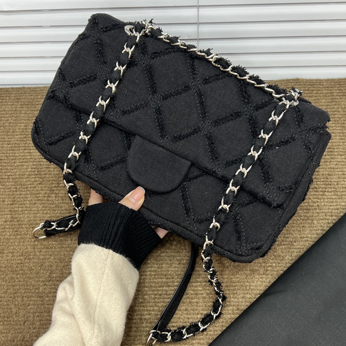 Womens Classic Quilted Designer Bags Blue Black Hardware Chain Shoulder With Pouch Purse Vintage French Ladies Luxuries Multi Pockets Jumbo Handbags 26x17x7CM, Box
Womens Classic Quilted Designer Bags Blue Black Hardware Chain Shoulder With Pouch Purse Vintage French Ladies Luxuries Multi Pockets Jumbo Handbags 26x17x7CM, Box