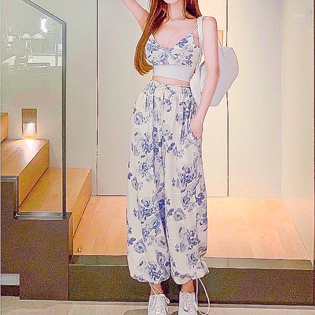 Women' Two Piece Pants Blue Floral Sling Blouse Suit Women 2022 Summer Leggings Two-piece Sleeveless Sweet
Women' Two Piece Pants Blue Floral Sling Blouse Suit Women 2022 Summer Leggings Two-piece Sleeveless Sweet
