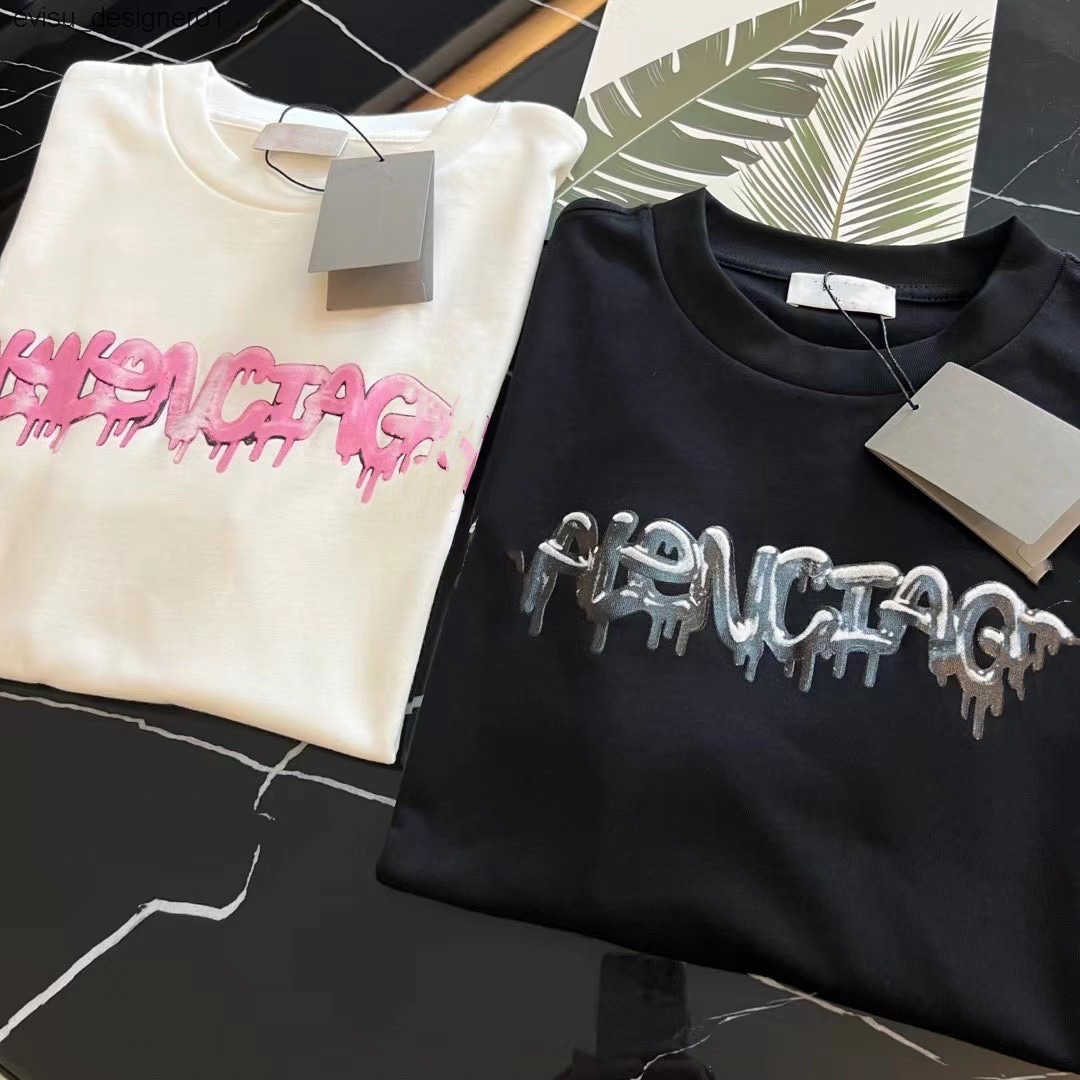 High version 22 spring and summer new fashion brand Balencaigass house graffiti pure cotton OS loose shoulder men' and women' same T-shirt, Black
High version 22 spring and summer new fashion brand Balencaigass house graffiti pure cotton OS loose shoulder men' and women' same T-shirt, Black
