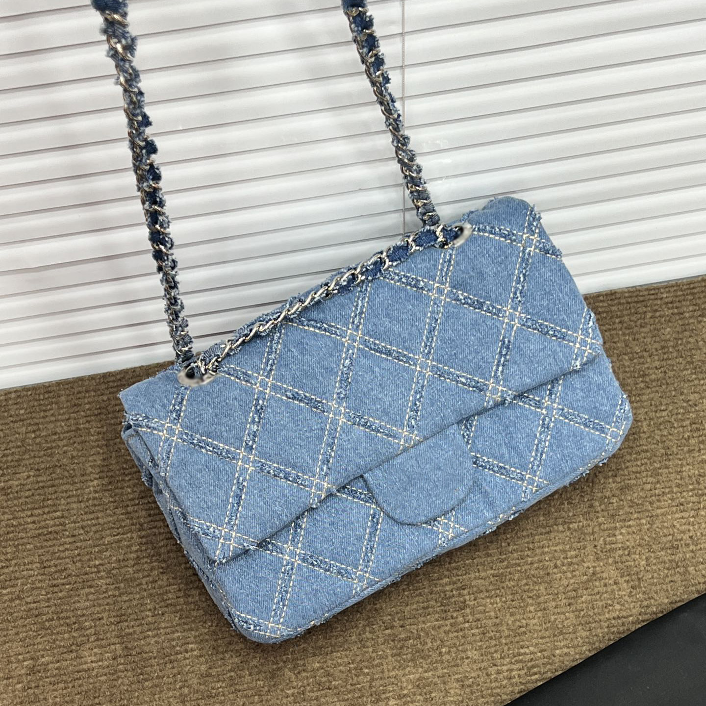 French F/W Denim With Tassel Quilted Bags Vintage Gold Tone Hardware Chain Purse Multi Pochette Crossbody Bag Designer Womens Large Capacity Handbags 26x17x7CM, Box
French F/W Denim With Tassel Quilted Bags Vintage Gold Tone Hardware Chain Purse Multi Pochette Crossbody Bag Designer Womens Large Capacity Handbags 26x17x7CM, Box