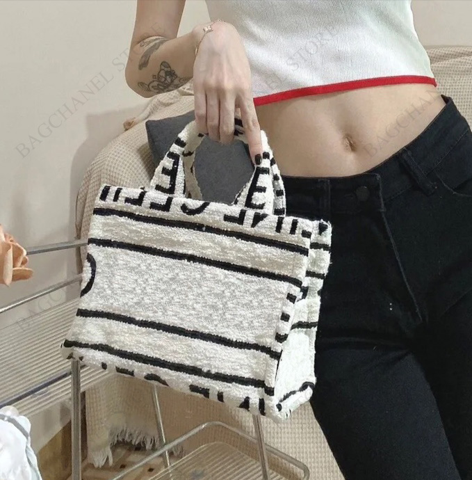 Luxurys Designers Bags Handbag 5A Women mini Shopping Bag Classic letter printing Canvas Shoulder Bagss Original Quality cross body totes, Black
Luxurys Designers Bags Handbag 5A Women mini Shopping Bag Classic letter printing Canvas Shoulder Bagss Original Quality cross body totes, Black