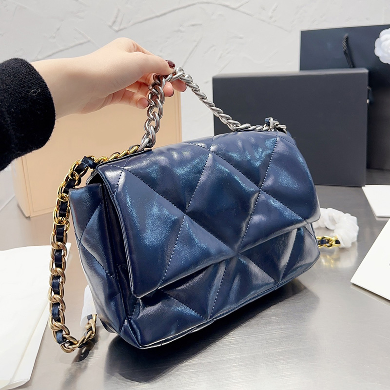 Womens Designer Cross Body Classic Quilted 19 Bags Oil Wax Leather Aged Silver Chain Two-tone Crossbody Shoulder Purse With Serial Number Designer Handbags 25CM, Box
Womens Designer Cross Body Classic Quilted 19 Bags Oil Wax Leather Aged Silver Chain Two-tone Crossbody Shoulder Purse With Serial Number Designer Handbags 25CM, Box