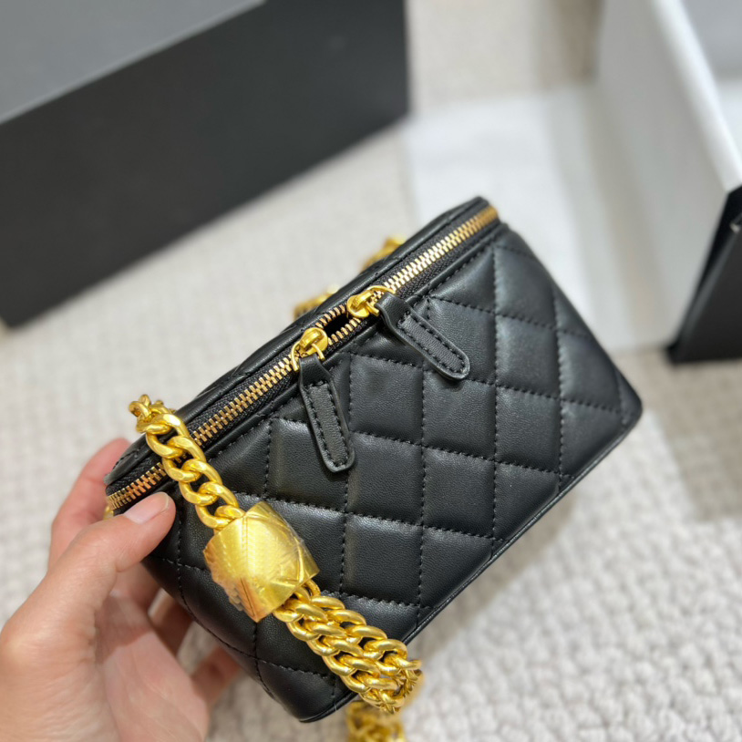22K Womens Designer Cosmetic Case Vanity Box Bags Classic Quilted Bead Crush Ball Metal Hardware Crossbody Shoulder Purse Outdoor Fashion Trends Handags 16X10CM
22K Womens Designer Cosmetic Case Vanity Box Bags Classic Quilted Bead Crush Ball Metal Hardware Crossbody Shoulder Purse Outdoor Fashion Trends Handags 16X10CM