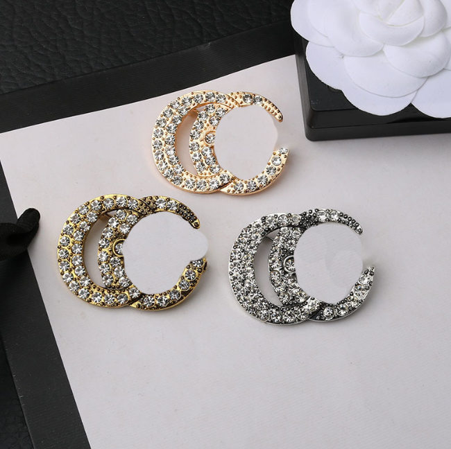 23ss Luxurys Desinger Brooch Women Rhinestone Pearl Double Letter Brooches Suit Pin Fashion Jewelry Sweater Decoration Accessories
23ss Luxurys Desinger Brooch Women Rhinestone Pearl Double Letter Brooches Suit Pin Fashion Jewelry Sweater Decoration Accessories