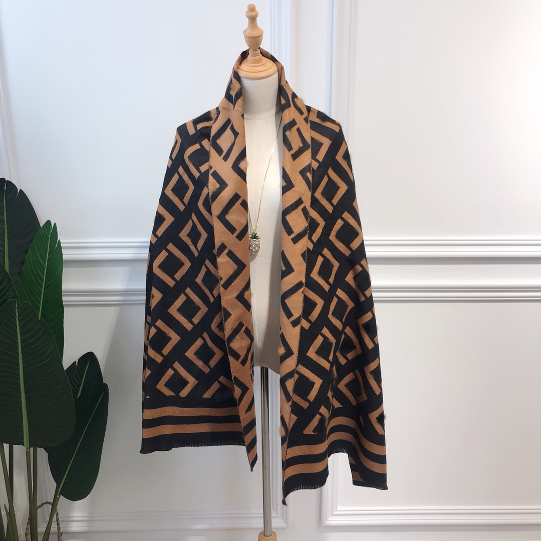Scarves Autumn and Winter Letter Scarf Double F Warm keeping Couple Versatile Gift Shawl Neck Wrap Core Yarn MaterialHWFO
Scarves Autumn and Winter Letter Scarf Double F Warm keeping Couple Versatile Gift Shawl Neck Wrap Core Yarn MaterialHWFO