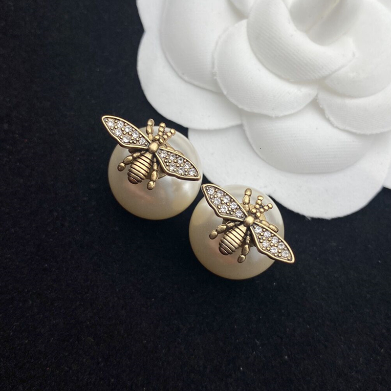 Stud European and American trend 925 silver needle bee diamond pearl earrings temperament ladies fashion brand jewelry gift 221111
Stud European and American trend 925 silver needle bee diamond pearl earrings temperament ladies fashion brand jewelry gift 221111