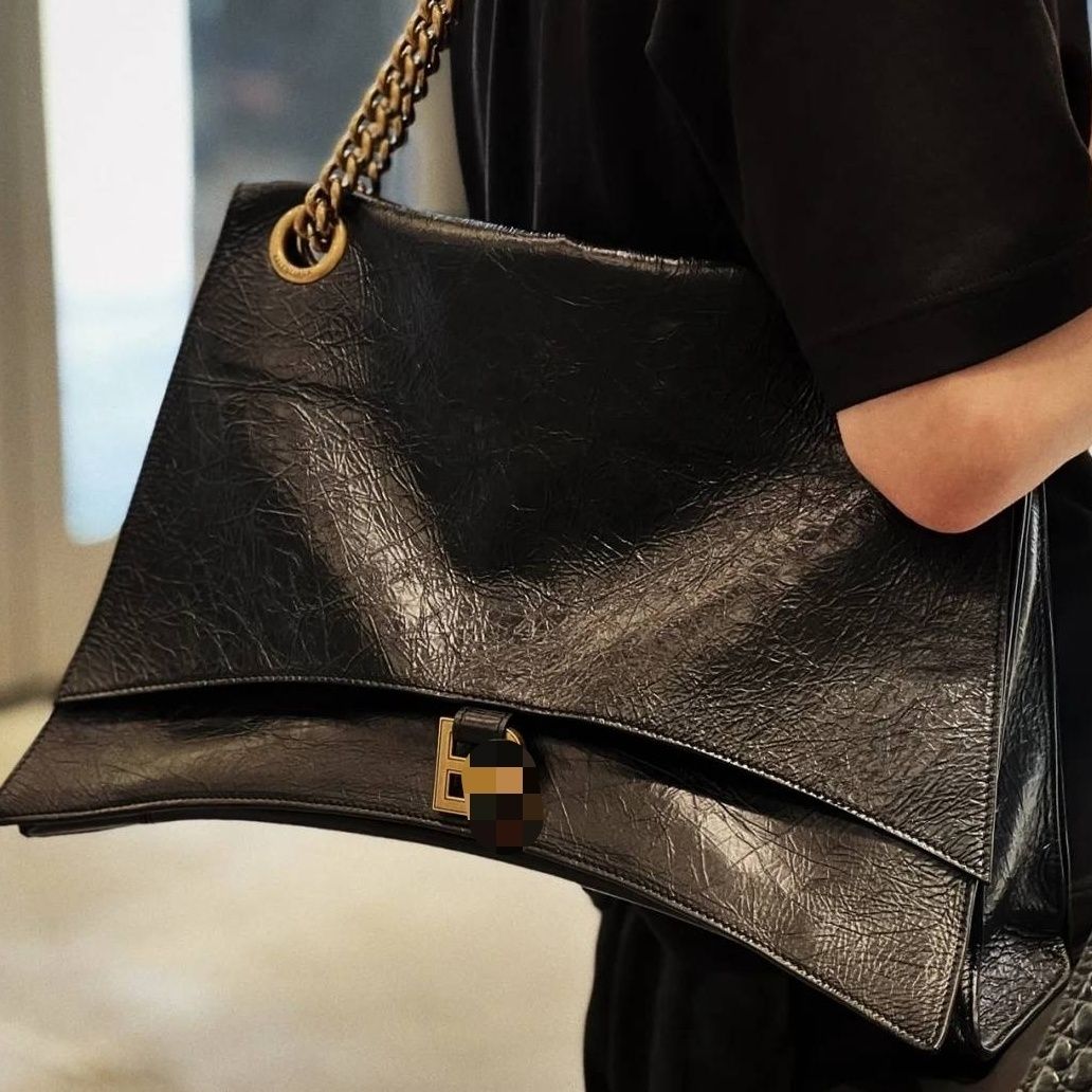 Autumn and Winter 2022 Hourglass Euro American Locomotive Bag Large Capacity Fashion Fashion Chain Bag Oil Wax Leather Black Buckle One Shoulder Crossbody Bag
Autumn and Winter 2022 Hourglass Euro American Locomotive Bag Large Capacity Fashion Fashion Chain Bag Oil Wax Leather Black Buckle One Shoulder Crossbody Bag