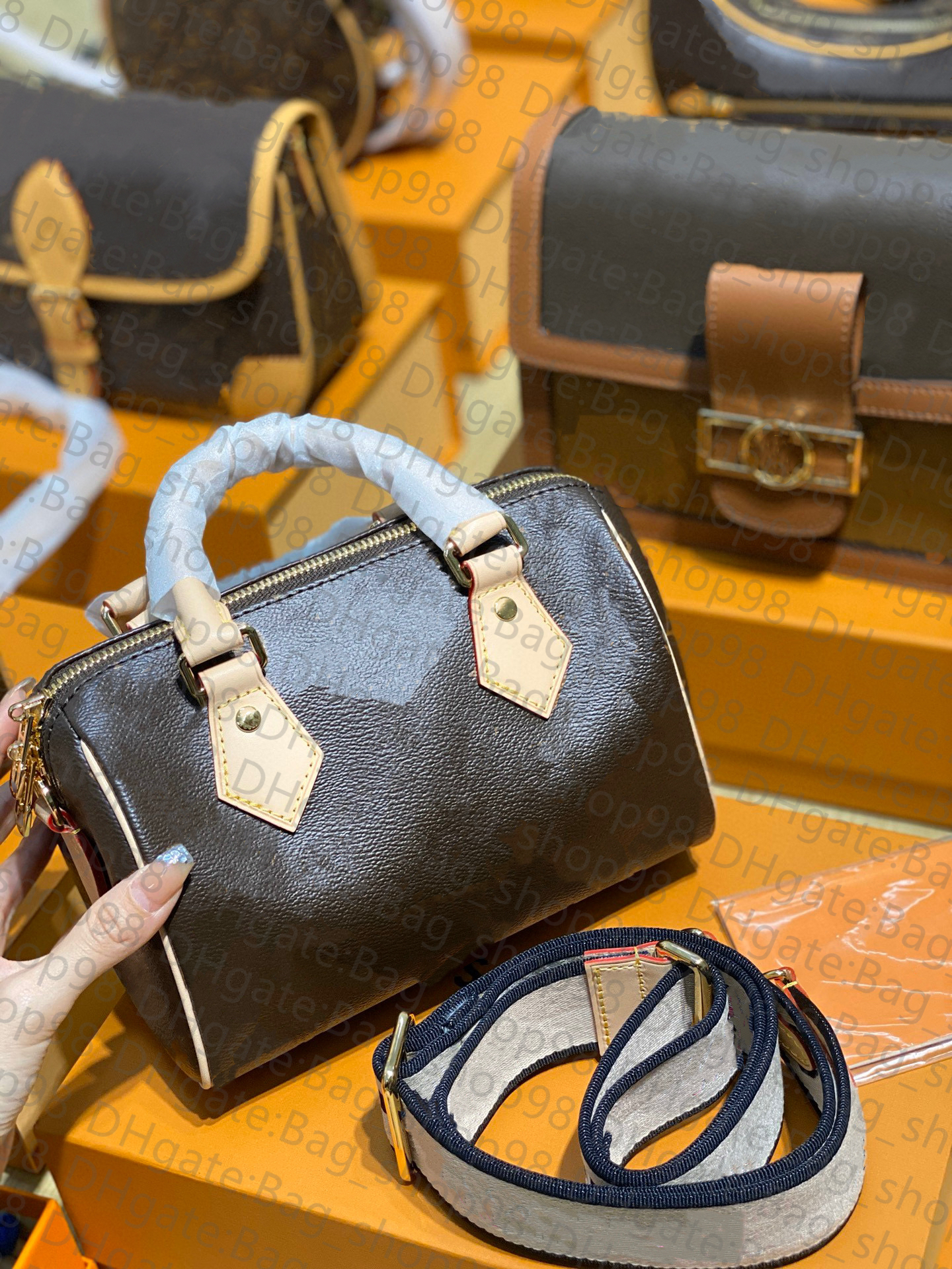 7A speedy 20 Women Bag Tote Official Original Handbag canvas cowhide zipper Edge opening Fashion cross body luxury brand, Brown
7A speedy 20 Women Bag Tote Official Original Handbag canvas cowhide zipper Edge opening Fashion cross body luxury brand, Brown