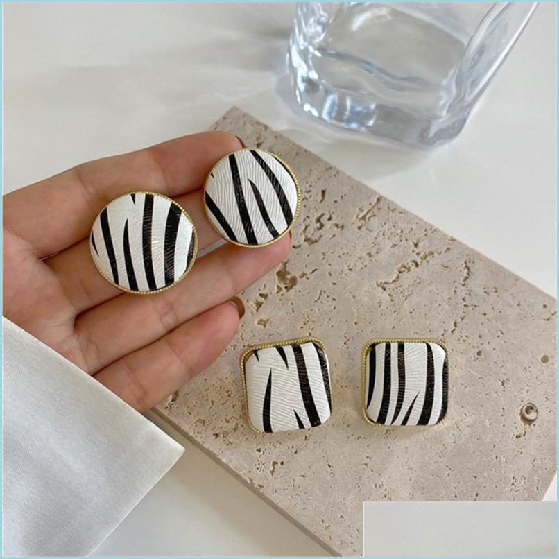 Stud Stud Fashion Black White Leather Striped Round Square Earrings Simple Smooth Irregar Geometric Small For Women Drop Delivery Jew Dhauq
Stud Stud Fashion Black White Leather Striped Round Square Earrings Simple Smooth Irregar Geometric Small For Women Drop Delivery Jew Dhauq