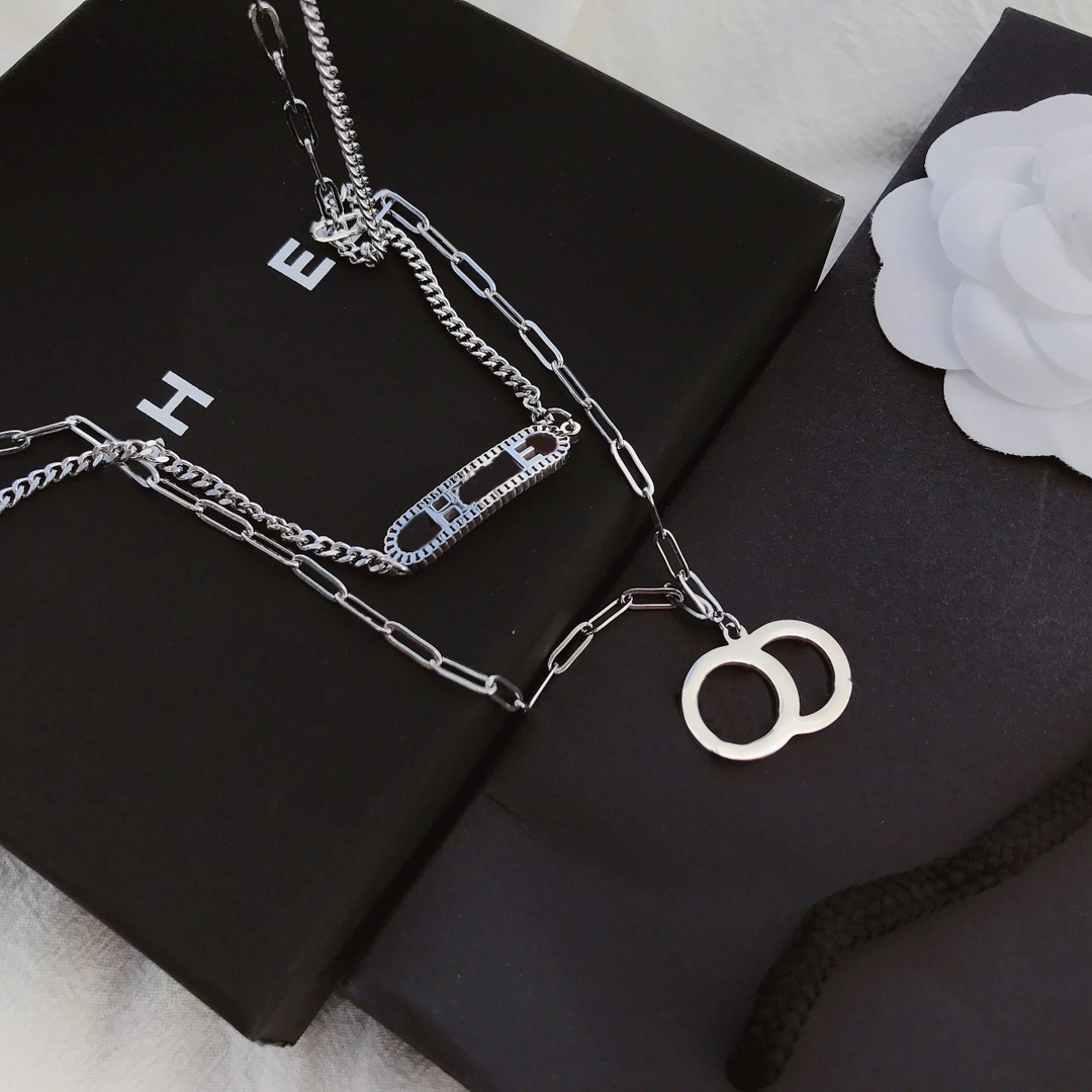 Luxury Design Pendant Necklaces High End Silver Plated Necklace Charm Women's Style Long Chain Exquisite Jewelry Accessories Hot International Brand Gift
Luxury Design Pendant Necklaces High End Silver Plated Necklace Charm Women's Style Long Chain Exquisite Jewelry Accessories Hot International Brand Gift