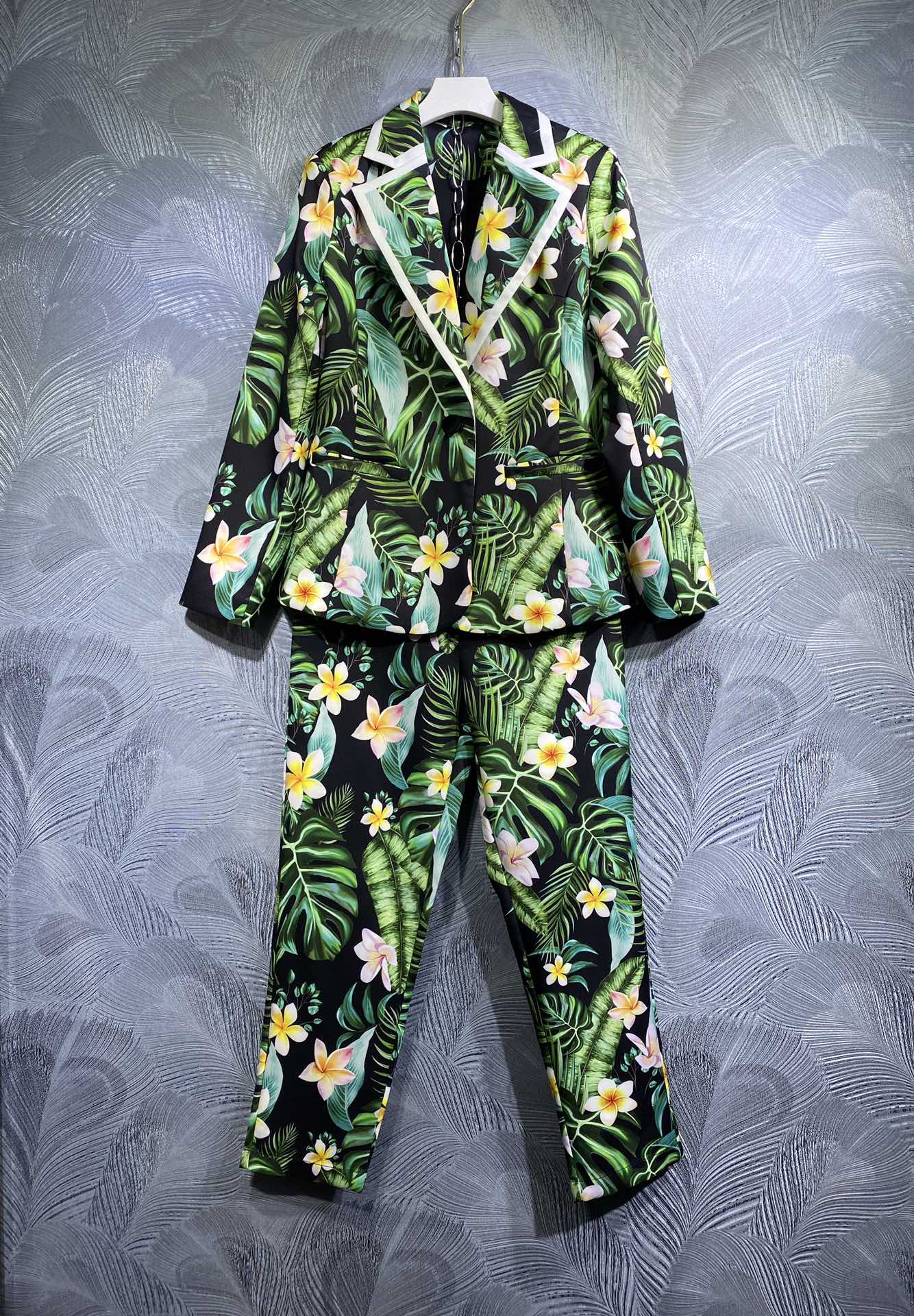 Women's Two Piece Pants autumn new style lapel slim print small casual long sleeve coat with trousers suit, Customize
Women's Two Piece Pants autumn new style lapel slim print small casual long sleeve coat with trousers suit, Customize