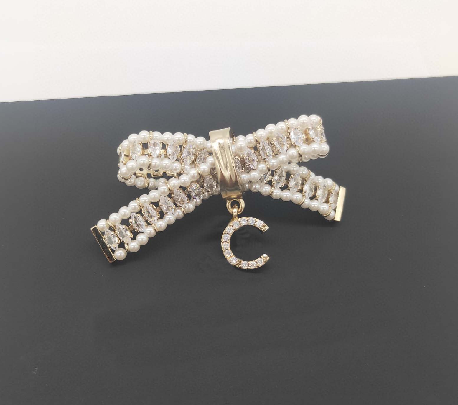 2022 Luxury quality Charm brooch with diamond and nature shell beads knot shape have box stamp PS3521A
2022 Luxury quality Charm brooch with diamond and nature shell beads knot shape have box stamp PS3521A