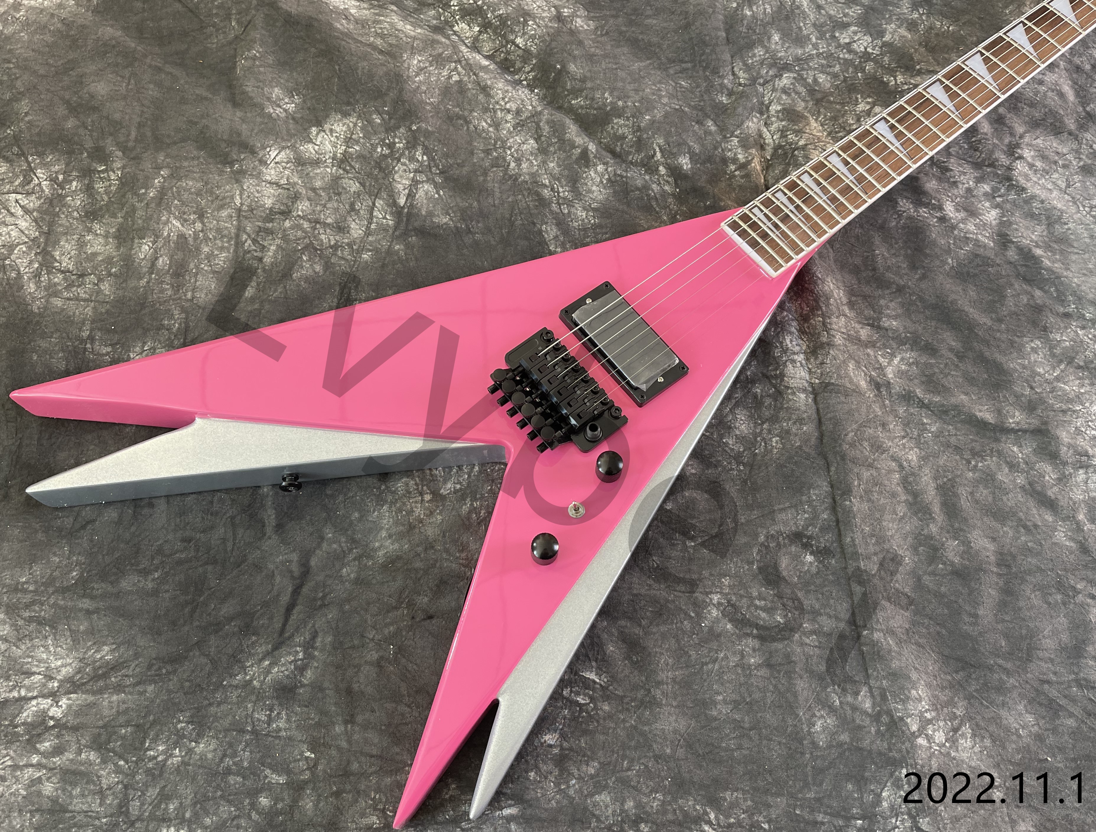Lvybest Electric Guitar Pink And Silver V Shape Black Parts One Vlume Tone One Bridge Pickup CAN BE CUSTOMIZED
Lvybest Electric Guitar Pink And Silver V Shape Black Parts One Vlume Tone One Bridge Pickup CAN BE CUSTOMIZED