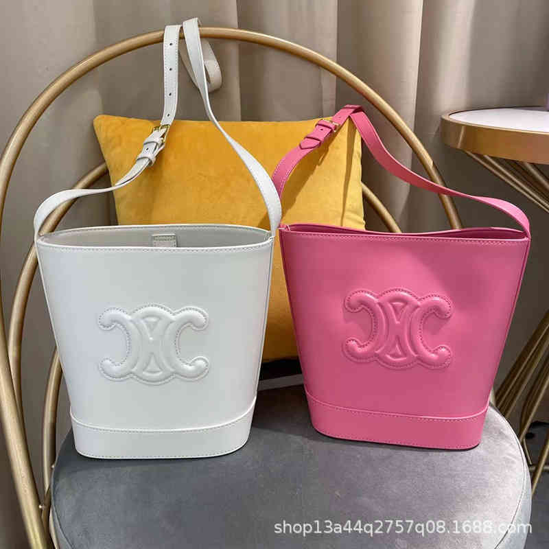 Triumphal Arch Bucket Bag 2022 Spring/Summer New Leisure Commuter Food Basket One Shoulder Crossbody Large Capacity Pink, Pink (large standard bucket bag)
Triumphal Arch Bucket Bag 2022 Spring/Summer New Leisure Commuter Food Basket One Shoulder Crossbody Large Capacity Pink, Pink (large standard bucket bag)