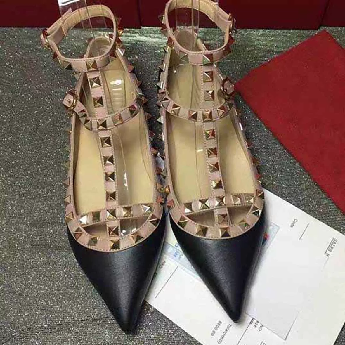 Famous Designer Spikes bottom shoes Sandals Genuine leather Rivet Sexy Fashion Flat Heels Ladies Footwear Wome Valentinoe''Valentinoity UMD
Famous Designer Spikes bottom shoes Sandals Genuine leather Rivet Sexy Fashion Flat Heels Ladies Footwear Wome Valentinoe''Valentinoity UMD
