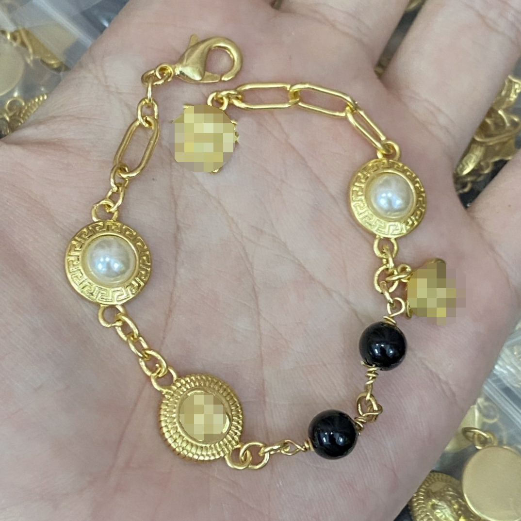 Banshee Medusa Golden Chain Bracelets 18K Gold Plated Brass Luxury Brand Woman Designer Bangles Classic Style Link Premium Festive Party Gifts MB4 --02
Banshee Medusa Golden Chain Bracelets 18K Gold Plated Brass Luxury Brand Woman Designer Bangles Classic Style Link Premium Festive Party Gifts MB4 --02
