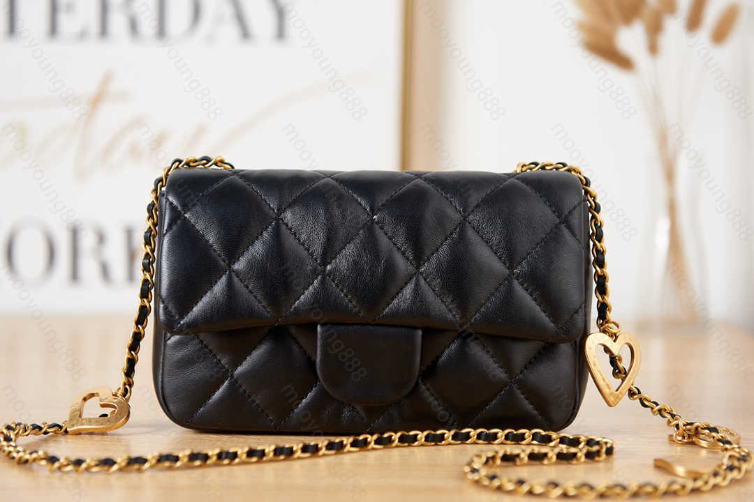 10A Top Tier Quality Luxuries Designers Heart Pendant Chain Bag Womens Real Leather Lambskin Quilted Flap Purse Bags Small Handbag Black, White real leather
10A Top Tier Quality Luxuries Designers Heart Pendant Chain Bag Womens Real Leather Lambskin Quilted Flap Purse Bags Small Handbag Black, White real leather
