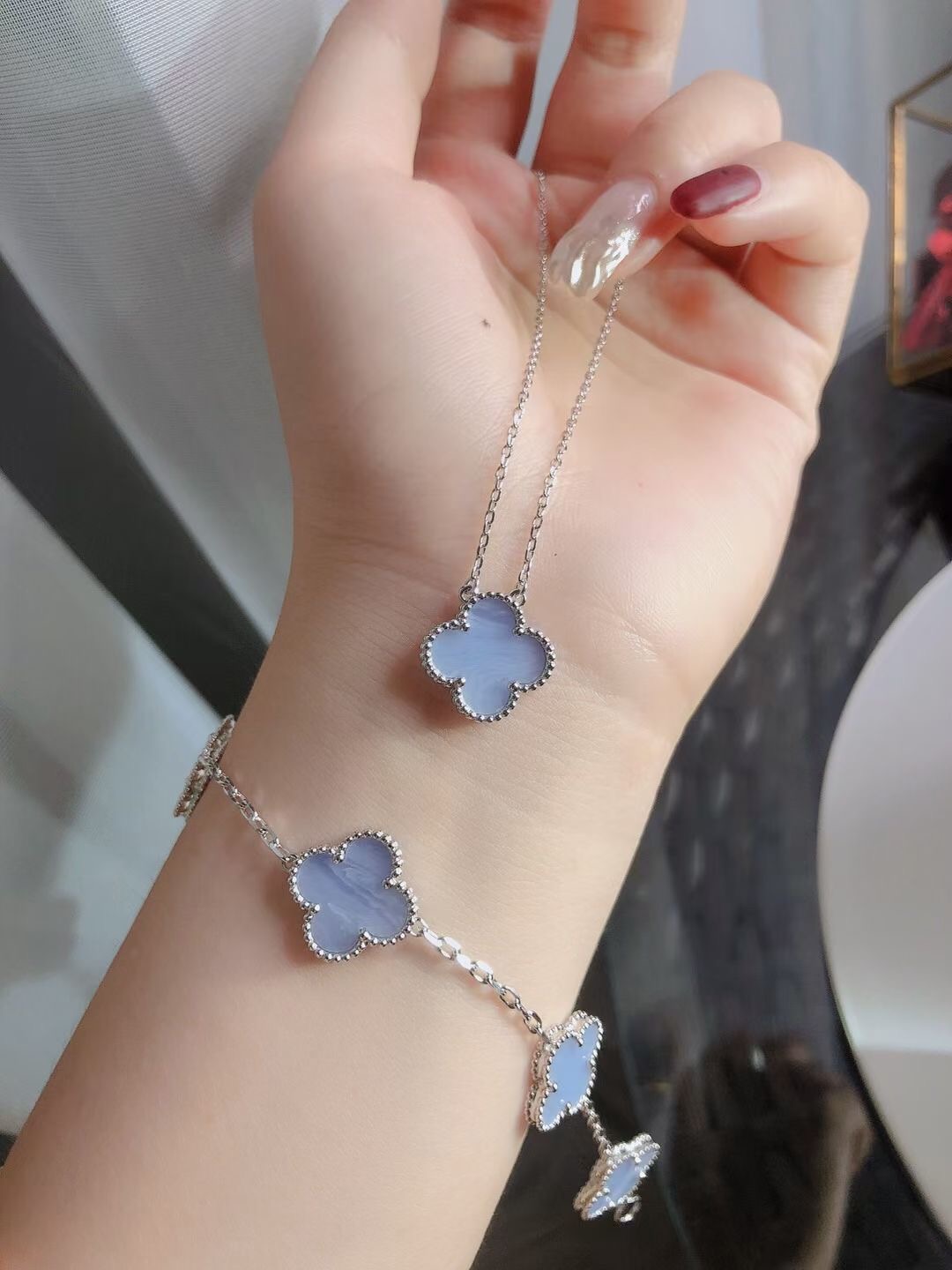 Designer Brand VAN Clover Luxury Love Necklace Ring Mother of Pearl Sweet Blue Shell 18K Gold 4 Leaf Flower Brand Bangle Charm Diamond B1811528
Designer Brand VAN Clover Luxury Love Necklace Ring Mother of Pearl Sweet Blue Shell 18K Gold 4 Leaf Flower Brand Bangle Charm Diamond B1811528