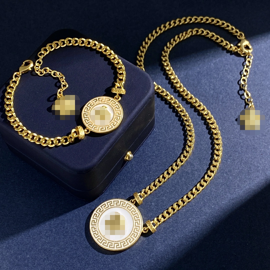Retro Fashion Necklace Bracelet Stud Earring Rings Sets Enamel resin Medusa Pendant Brass colour enamel Ladies Designer Jewelry gifts MS18 --03, Such as picture color
Retro Fashion Necklace Bracelet Stud Earring Rings Sets Enamel resin Medusa Pendant Brass colour enamel Ladies Designer Jewelry gifts MS18 --03, Such as picture color
