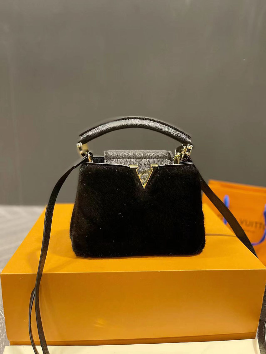 Winter Women Mink Fur Top Handle Capcines Bag Designer Handbags Classic Cowhide Shoulder bag Straps Multi Pocket French Luxury Large Capacity Tote bags Lady Purse
Winter Women Mink Fur Top Handle Capcines Bag Designer Handbags Classic Cowhide Shoulder bag Straps Multi Pocket French Luxury Large Capacity Tote bags Lady Purse