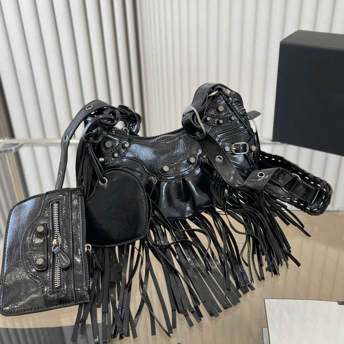 Luxury designer Le Cagole cowhide Motorcycle Underarm Bag Fringe pleated Purse Women's Fashion clutch women's crossbody bag
Luxury designer Le Cagole cowhide Motorcycle Underarm Bag Fringe pleated Purse Women's Fashion clutch women's crossbody bag