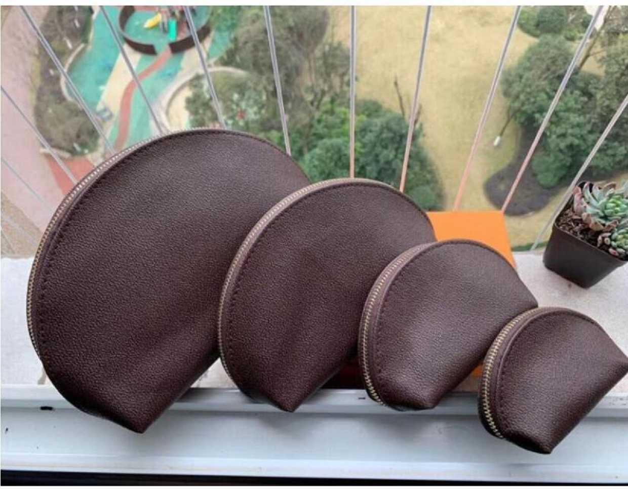 2022 New-brand old flower 4-piece set wash bag classic cosmetic bag makeip package clutch handbag luxury design wallet purse, Beige
2022 New-brand old flower 4-piece set wash bag classic cosmetic bag makeip package clutch handbag luxury design wallet purse, Beige