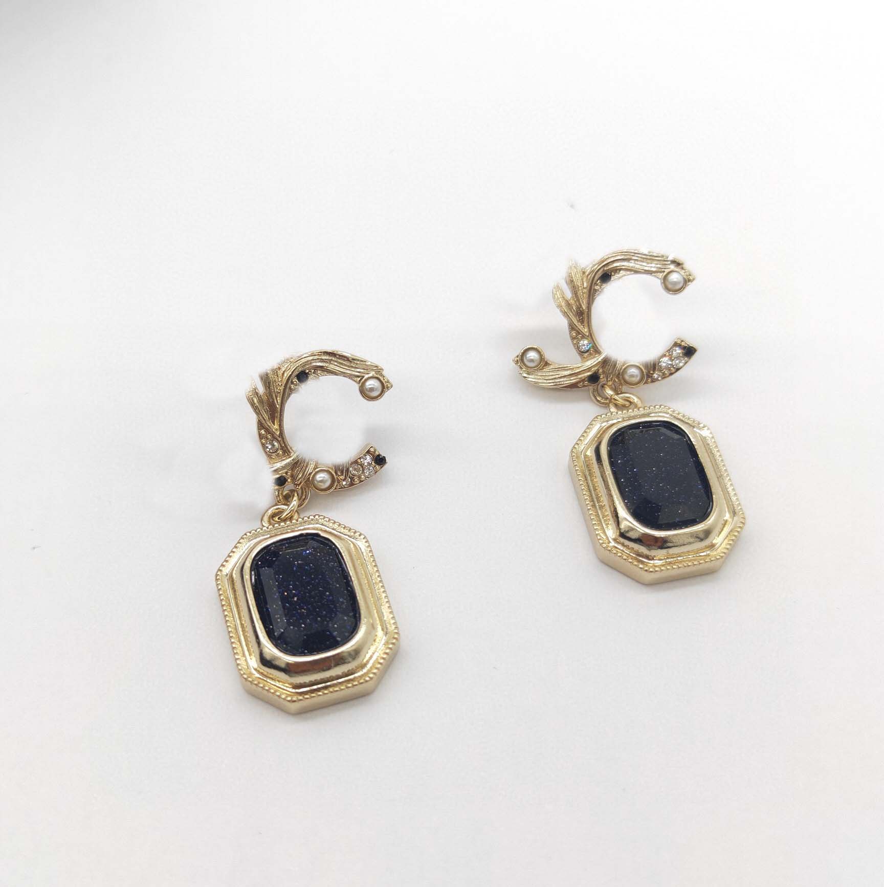 2022 Luxury quality Charm drop earring with black color and diamond in 18k gold plated have box stamp PS3524A
2022 Luxury quality Charm drop earring with black color and diamond in 18k gold plated have box stamp PS3524A
