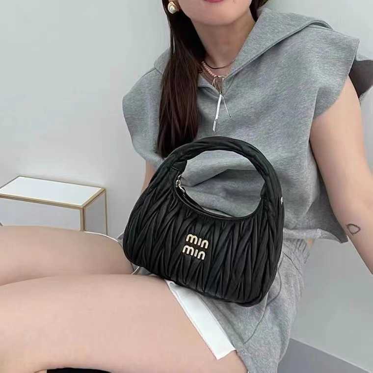 Shoulder Bags Designer Fashion MM Handbags Wrist Small Crowd Design 2022 New Same Pleated Hand-held One Underarm Stick Cross Body F75X Young Chic Sati, Black
Shoulder Bags Designer Fashion MM Handbags Wrist Small Crowd Design 2022 New Same Pleated Hand-held One Underarm Stick Cross Body F75X Young Chic Sati, Black