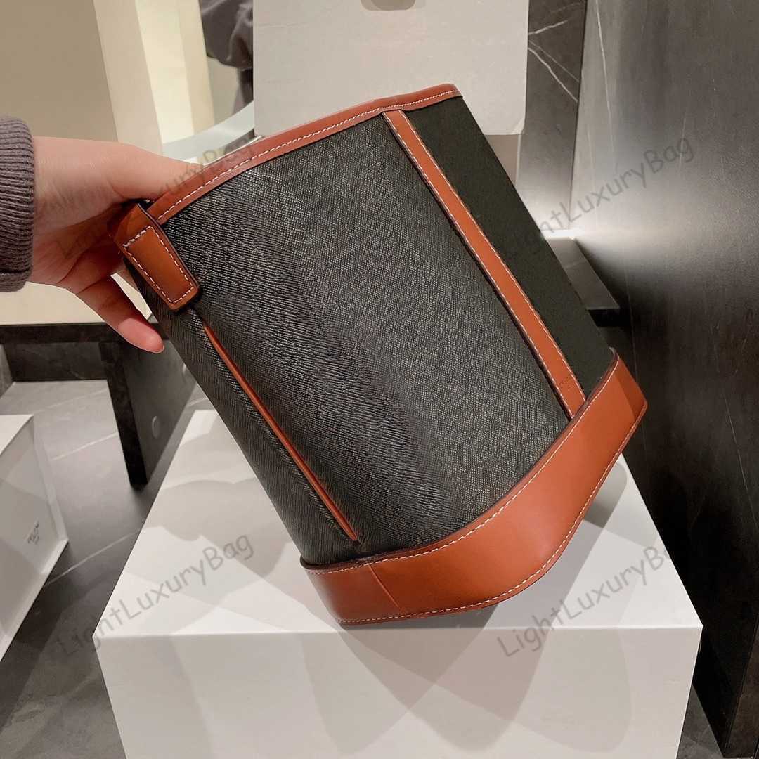 Bucket bag 5A designer Shoulder CrossBody tote fashion cross body Wallets Real Leather practical Women classic luxury Female Purses 221114, Brown
Bucket bag 5A designer Shoulder CrossBody tote fashion cross body Wallets Real Leather practical Women classic luxury Female Purses 221114, Brown