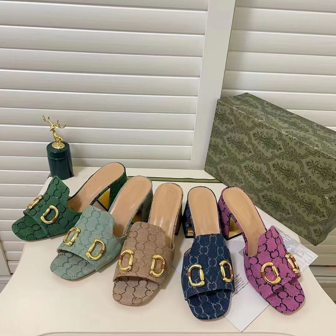 Designer Heeled Mule Sandal Denim Embossed Patent Leather Smooth High Heels Metal Buckle Gold Silver Banquet Wedding Women Shoes With Box 
Designer Heeled Mule Sandal Denim Embossed Patent Leather Smooth High Heels Metal Buckle Gold Silver Banquet Wedding Women Shoes With Box