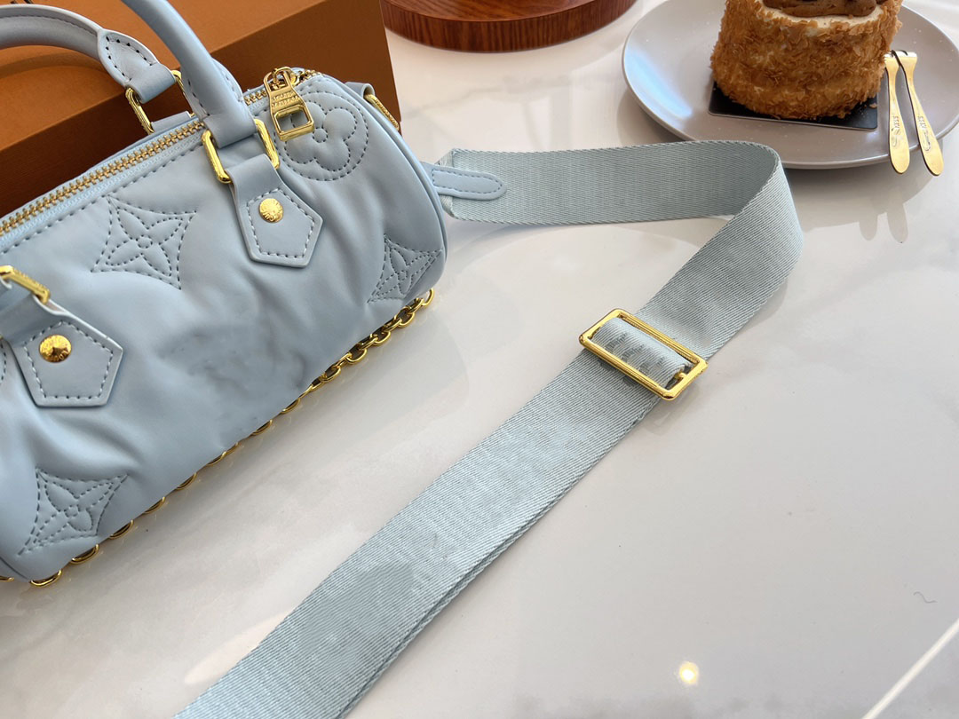 Designer's NewShoulder Bag Women's Embroidery Pillow Type Gradient Color Rendering Pattern Fashion Casual Versatile bags, Surprise gifts
Designer's NewShoulder Bag Women's Embroidery Pillow Type Gradient Color Rendering Pattern Fashion Casual Versatile bags, Surprise gifts