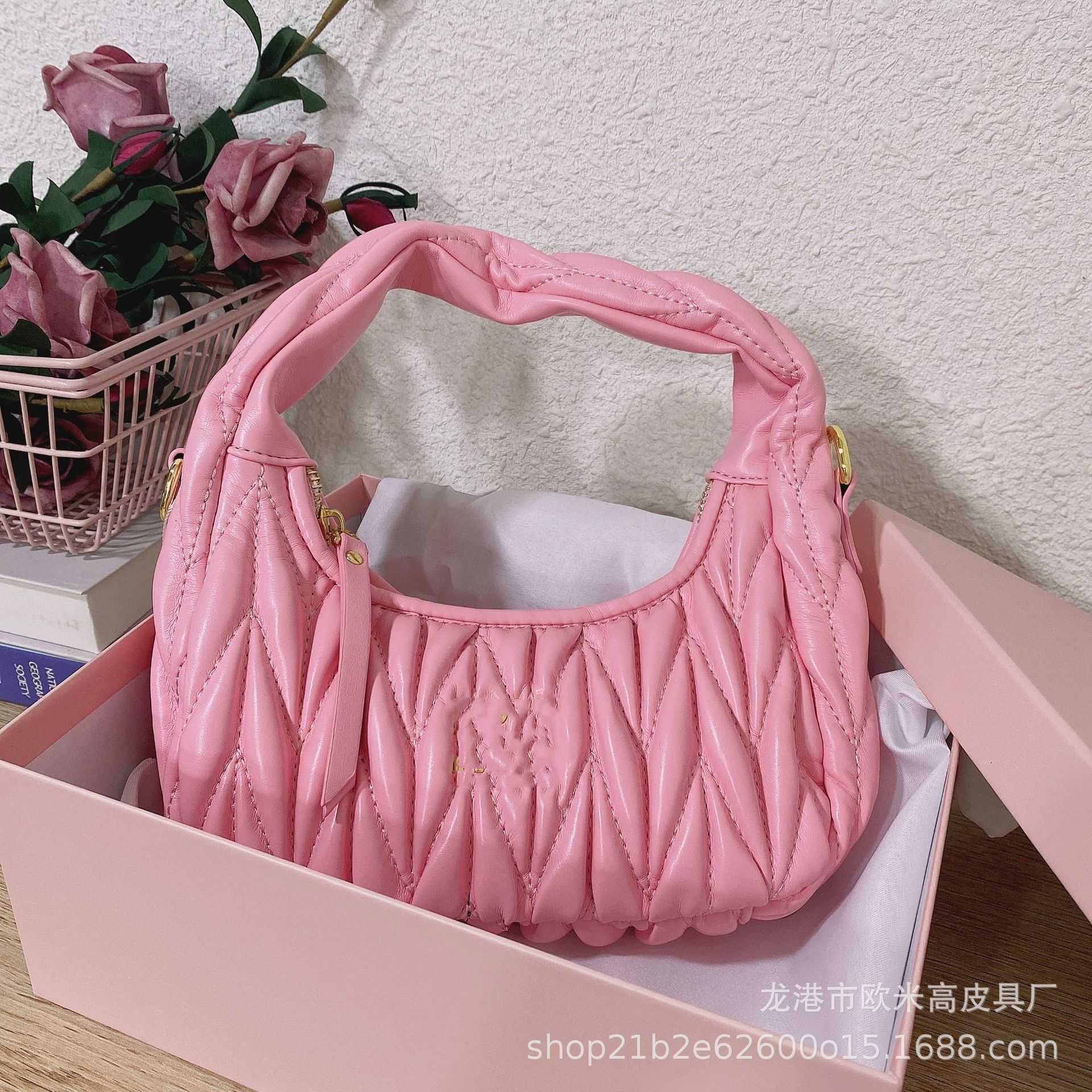 Shoulder Bags Designer Fashion MM Handbags Wrist Same Handbag Wander Soft Sheepskin Pleated Cloud Bag HAYK Young Chic Satin Simple NicheMI Pink IU
Shoulder Bags Designer Fashion MM Handbags Wrist Same Handbag Wander Soft Sheepskin Pleated Cloud Bag HAYK Young Chic Satin Simple NicheMI Pink IU