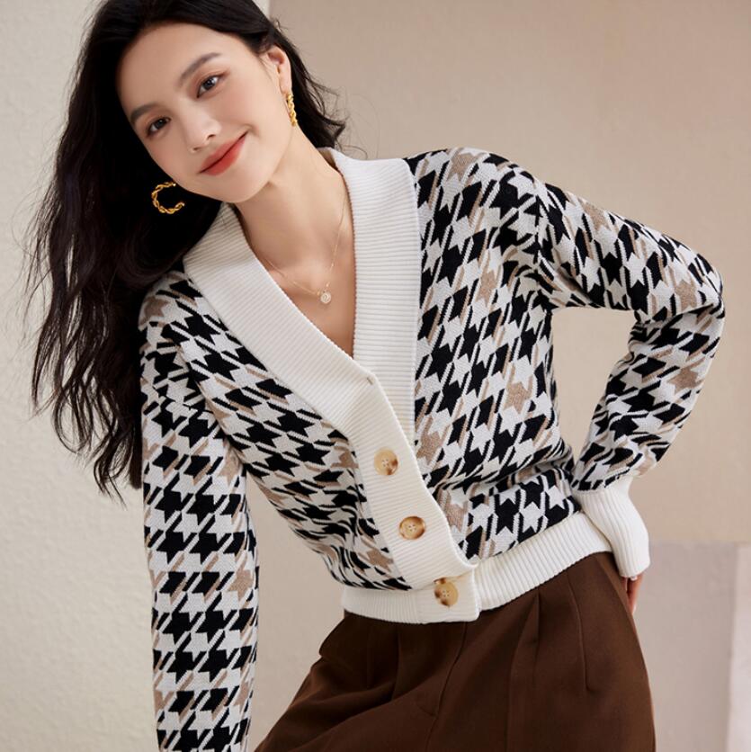 Women's Sweaters Oversized Black White Colorblock V-Neck Kknitted Cardigan Tops Basic Fashion Houndstooth Coats Sweaters
Women's Sweaters Oversized Black White Colorblock V-Neck Kknitted Cardigan Tops Basic Fashion Houndstooth Coats Sweaters
