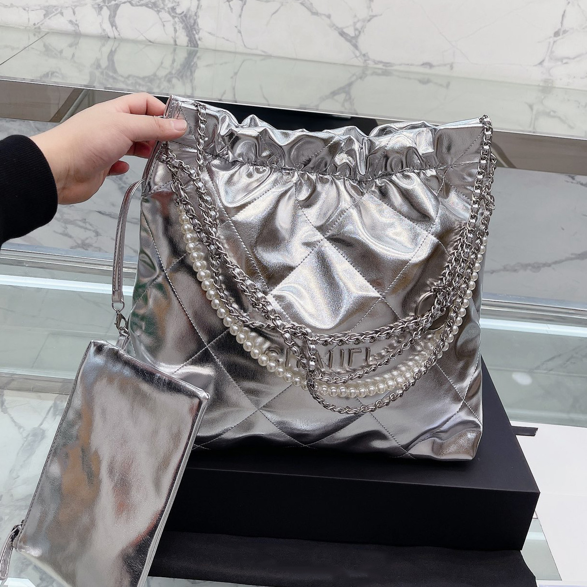 Top 22 Shoulder Shopping Bags Pearl Chain Handle Totes Genuine Leather Diamond Quilted Silver Metal Hardware Crossbody Large Capacity Handbags With Pouch Wallets, Box
Top 22 Shoulder Shopping Bags Pearl Chain Handle Totes Genuine Leather Diamond Quilted Silver Metal Hardware Crossbody Large Capacity Handbags With Pouch Wallets, Box
