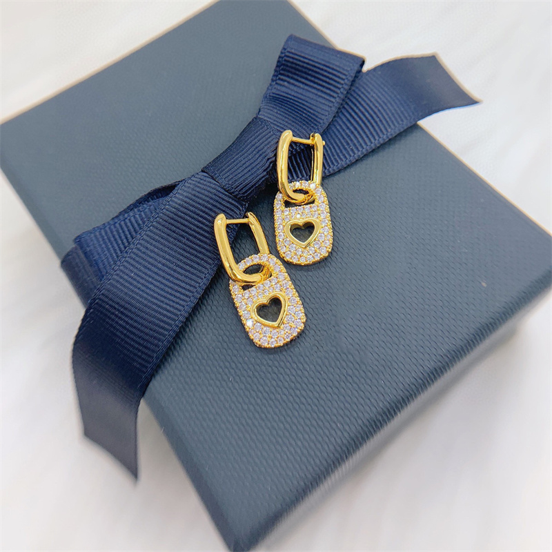 Womens Designers Earrings Charm Ear Studs Brand Fashion Luxurys Casual Jewelry Classic Golden Diamond Mysterious Green Snake Earring
Womens Designers Earrings Charm Ear Studs Brand Fashion Luxurys Casual Jewelry Classic Golden Diamond Mysterious Green Snake Earring