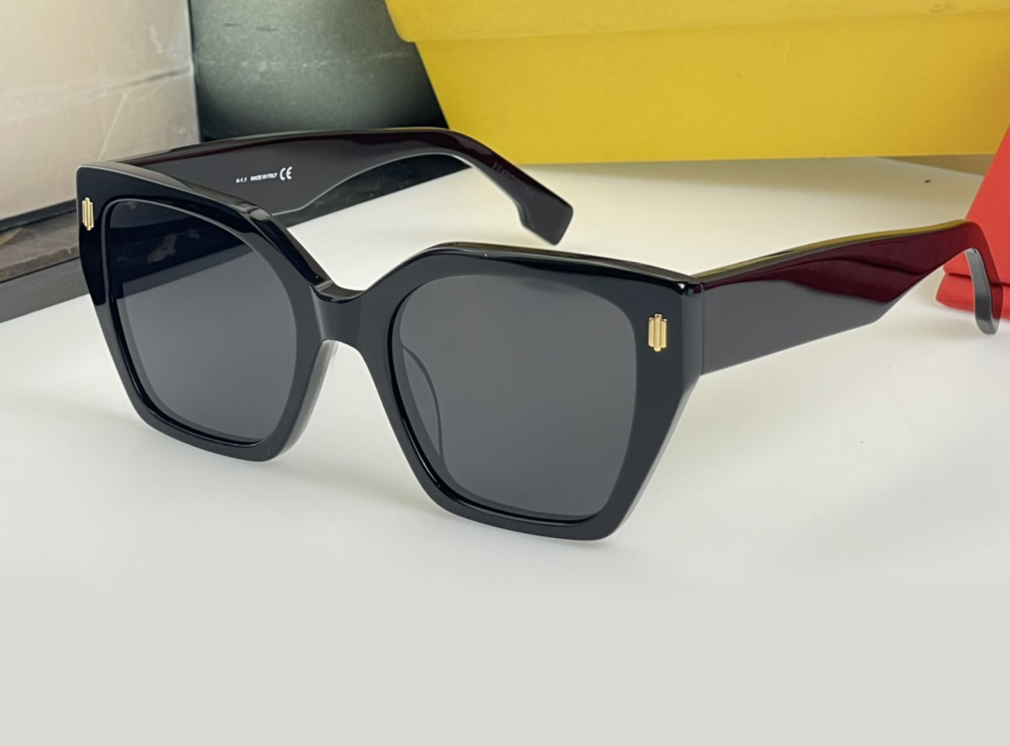 Shiny Black Grey Square Sunglasses for Women Summer Sunnies Shades UV400 Eyewear with Box
Shiny Black Grey Square Sunglasses for Women Summer Sunnies Shades UV400 Eyewear with Box