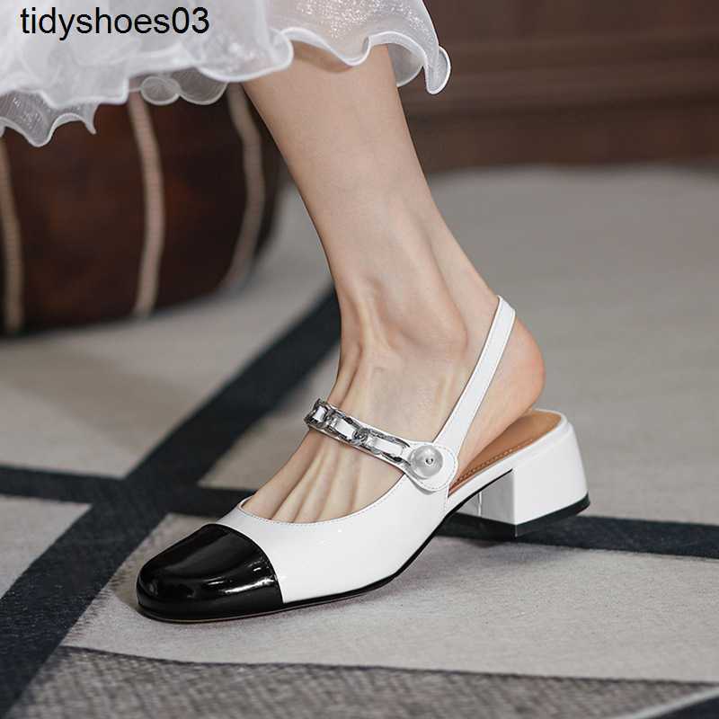 Miu Women Designers Rois home style black and white color matching sandals Women's Head Grape Mother Same style shoes Size 34-40
Miu Women Designers Rois home style black and white color matching sandals Women's Head Grape Mother Same style shoes Size 34-40