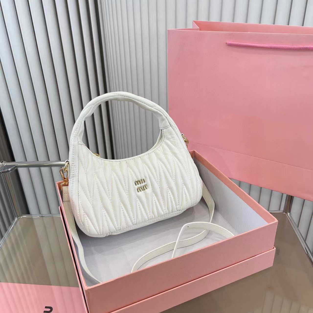 Shoulder Bags Designer Fashion MM Handbags Wrist Armpit Bag 2022 Autumn and Winter New Sheepskin Solid Color Small Hobo Pleated Crescent Handbag SS2C, White
Shoulder Bags Designer Fashion MM Handbags Wrist Armpit Bag 2022 Autumn and Winter New Sheepskin Solid Color Small Hobo Pleated Crescent Handbag SS2C, White