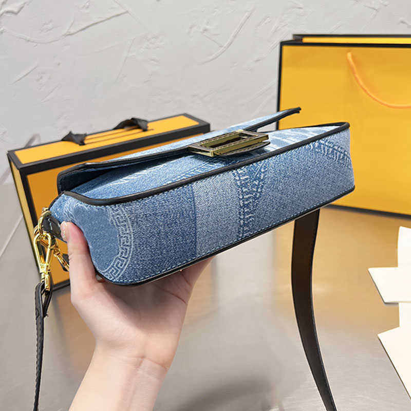 Totes Evening Bags Denim Baguette Crossbody Bag brandPatchwork Print Head Portrait Letter Hasp Hardware Top Quality Detachable Leather Strap, Blue
Totes Evening Bags Denim Baguette Crossbody Bag brandPatchwork Print Head Portrait Letter Hasp Hardware Top Quality Detachable Leather Strap, Blue